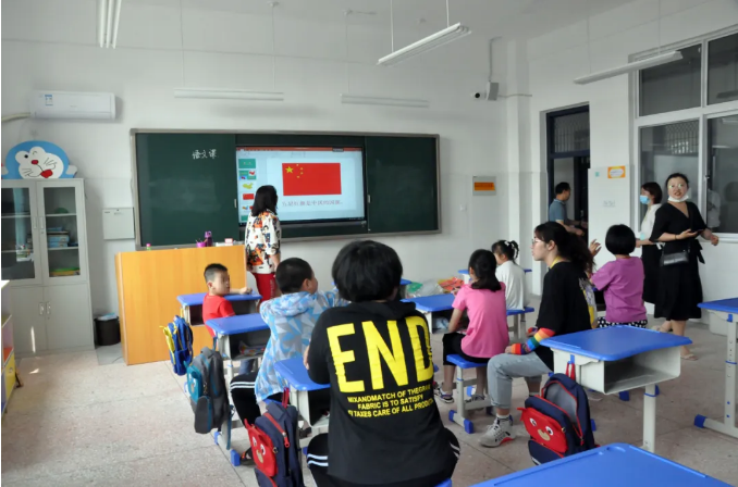 洛龙区政协经济组委员看望慰问区培智学校儿童
