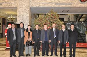 邝远平（右三）与原洛阳市长刘典立（右四）及河南省工行领导合影