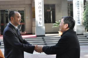 邝远平与河南省商务厅副厅长张雷明