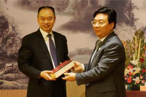 邝远平与洛阳市市长李柳身